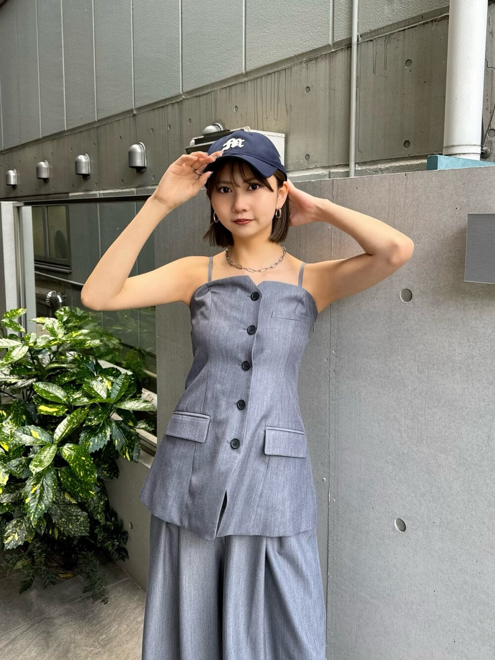 グレー系のキャミソール、グレー系のその他パンツ、シルバー系のサンダルを着用したレディースの春コーディネートの4枚目の写真