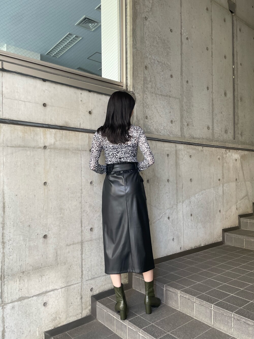 ホワイト系のTシャツ/カットソー、ブラック系のスカートを着用したレディースの夏コーディネートの4枚目の写真