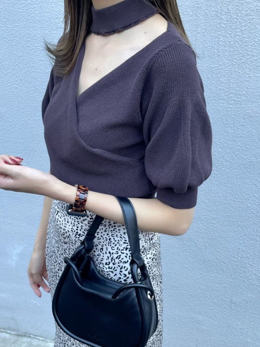 ブラック系のブーツ、ブラック系のハンドバッグ、その他のスカートを着用したレディースの夏コーディネートの3枚目の写真