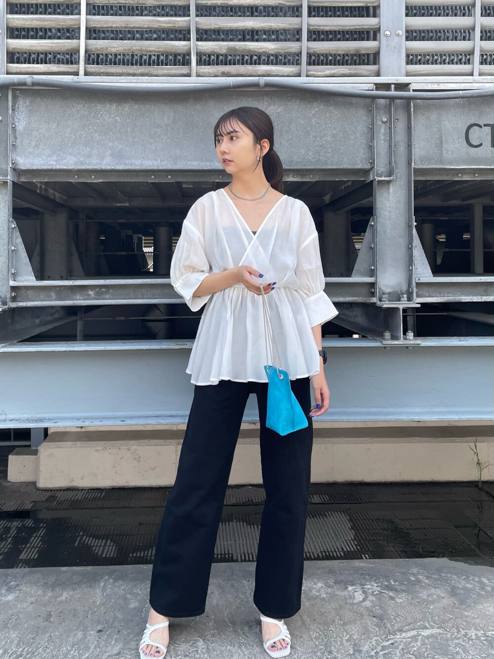 ブラウン系のキャミソール、ブラック系のデニムパンツ、ホワイト系のシャツ/ブラウスを着用したレディースの夏コーディネートの2枚目の写真