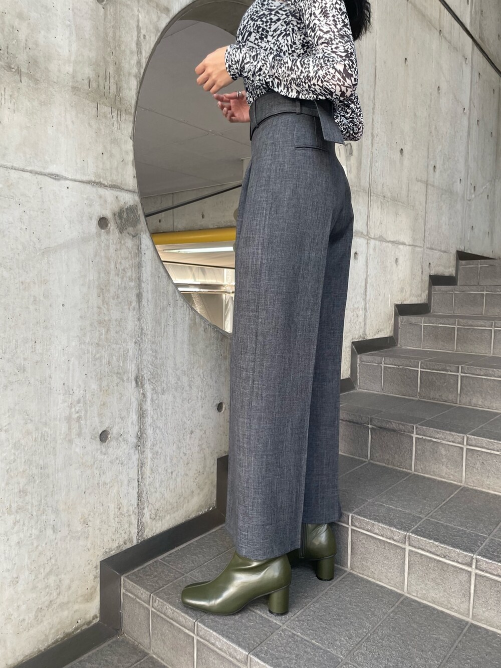 グレー系のテーラードジャケット、グレー系のスラックス、ホワイト系のTシャツ/カットソーを着用したレディースの夏コーディネートの10枚目の写真