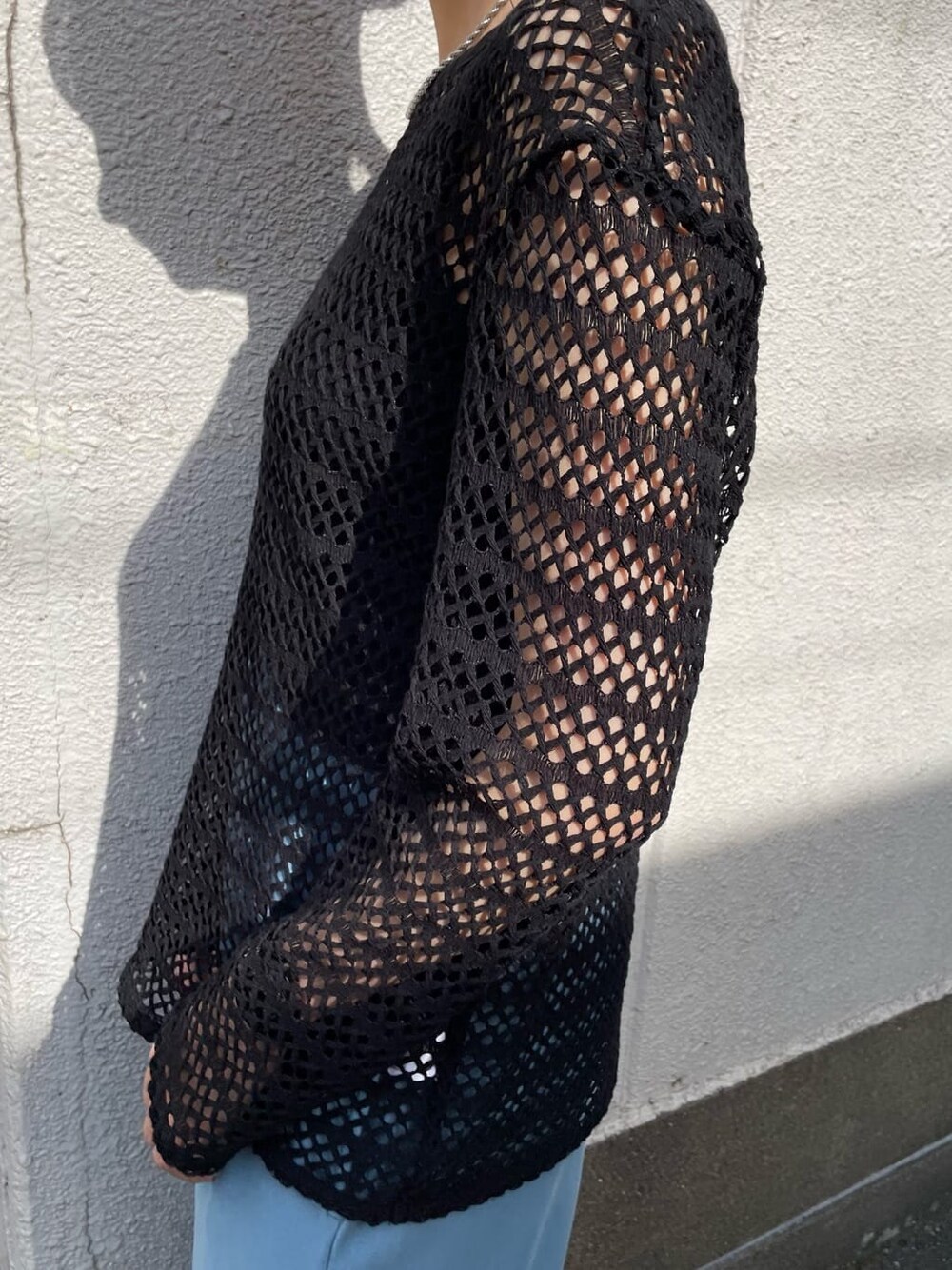ブルー系のスウェットパンツ、ホワイト系のサンダル、ブラック系のTシャツ/カットソーを着用したレディースの春コーディネートの6枚目の写真