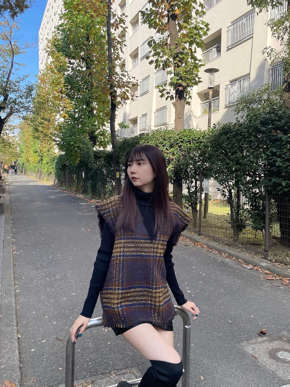 ブラウン系のワンピース、ブラック系のニット/セーターを着用したレディースの秋コーディネートの2枚目の写真