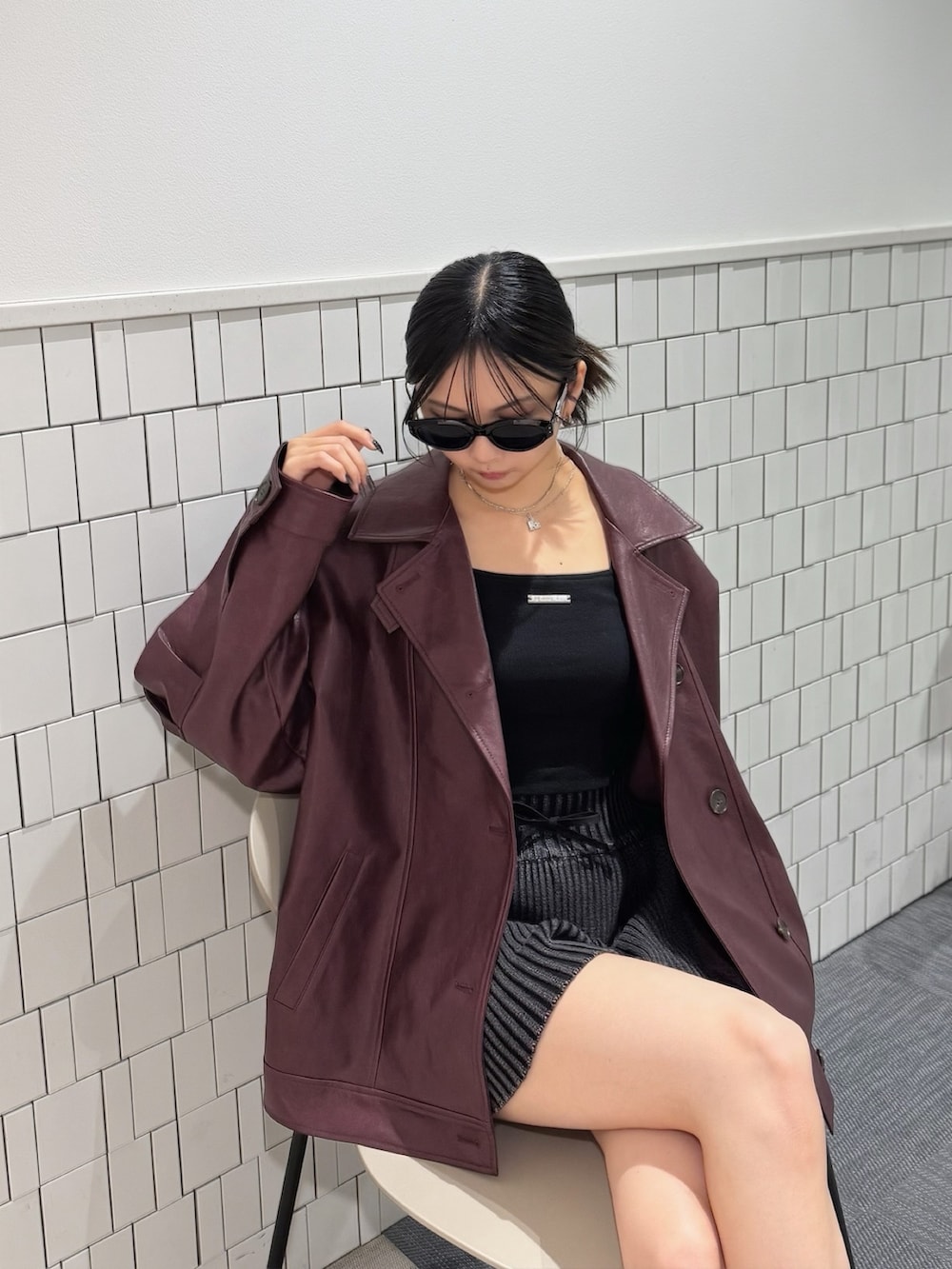 レッド系のブルゾンを着用したレディースの夏コーディネートの4枚目の写真