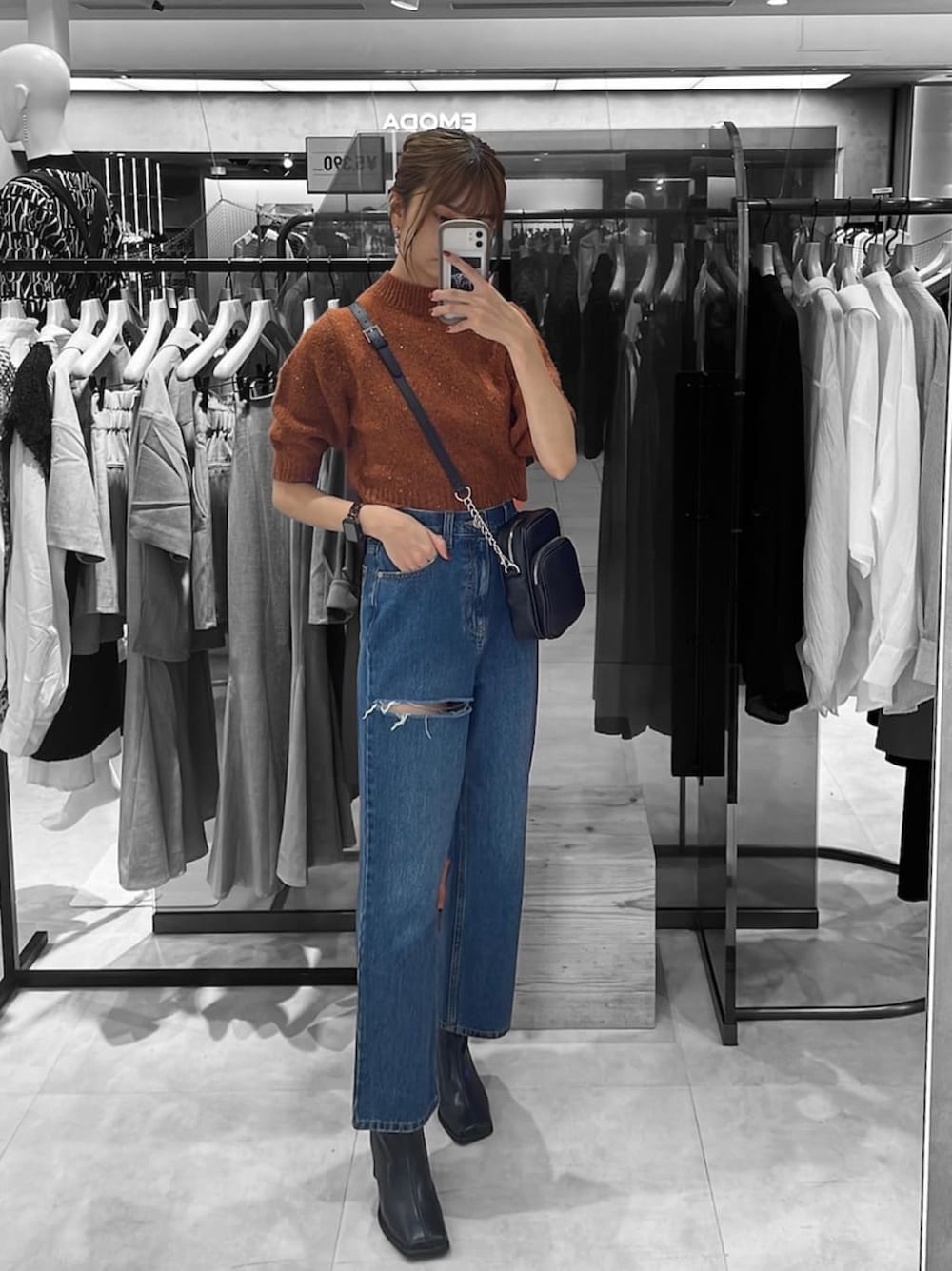 ブルー系のデニムパンツ、ブルー系のデニムパンツ、ブラウン系のニット/セーターを着用したレディースの秋コーディネートの2枚目の写真