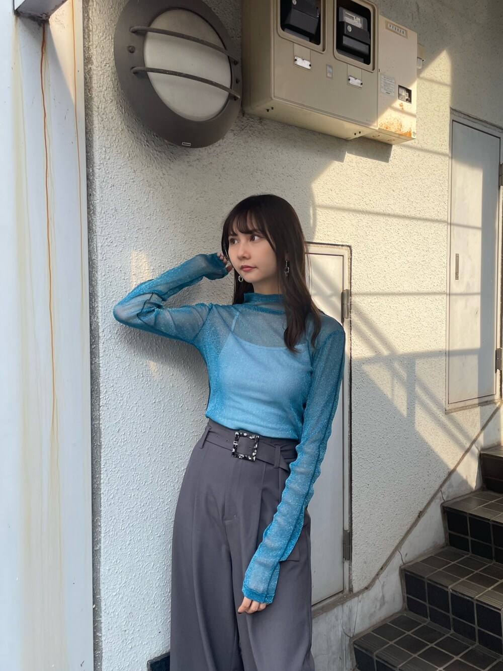 グレー系のスラックス、ブルー系のTシャツ/カットソー、ブラック系のブーツを着用したレディースの夏コーディネートの5枚目の写真