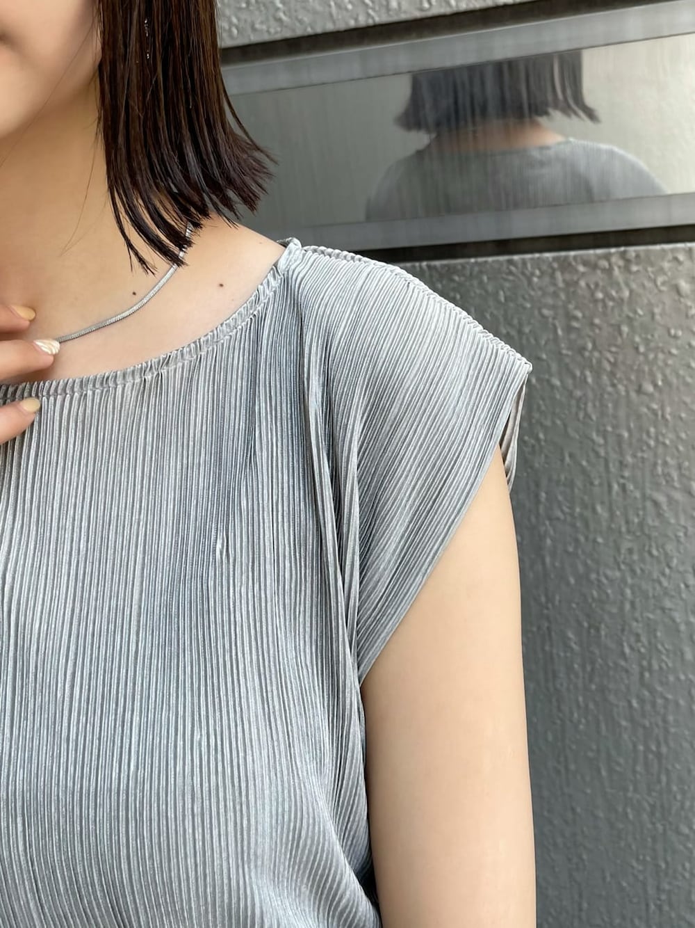 グレー系のスウェットパンツ、ブラック系のハンドバッグ、ホワイト系のサンダルを着用したレディースの夏コーディネートの5枚目の写真