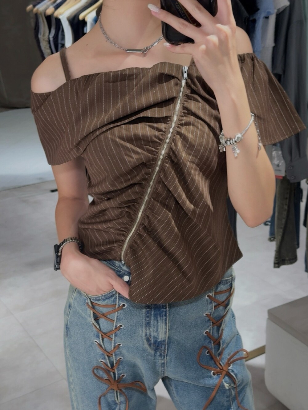 ブラウン系のシャツ/ブラウス、ブルー系のデニムパンツを着用したレディースの夏コーディネートの4枚目の写真