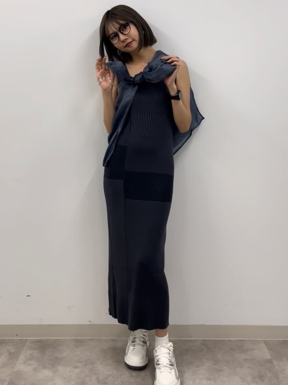 グレー系のワンピース、ブルー系のシャツ/ブラウス、グレー系のスニーカーを着用したレディースの春コーディネートの3枚目の写真