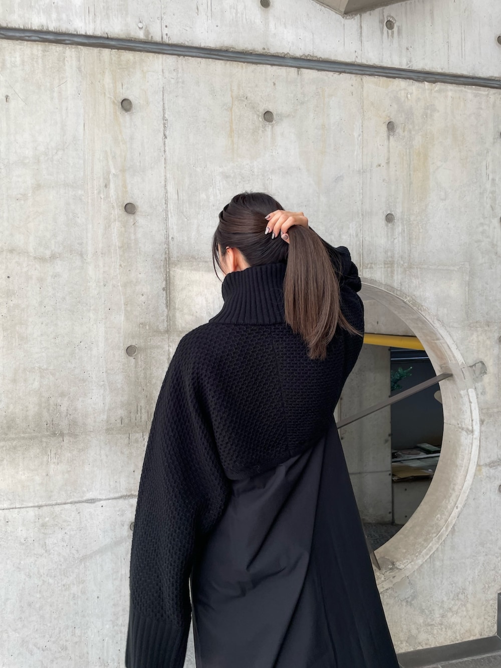 ブラック系のワンピース、ホワイト系のブーツを着用したレディースの秋コーディネートの5枚目の写真