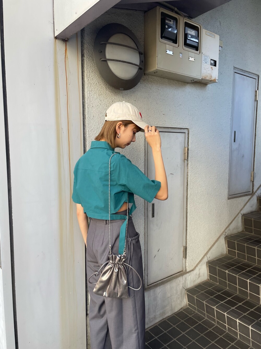 グリーン系のシャツ/ブラウス、シルバー系のサンダル、グレー系のその他パンツを着用したレディースの冬コーディネートの5枚目の写真