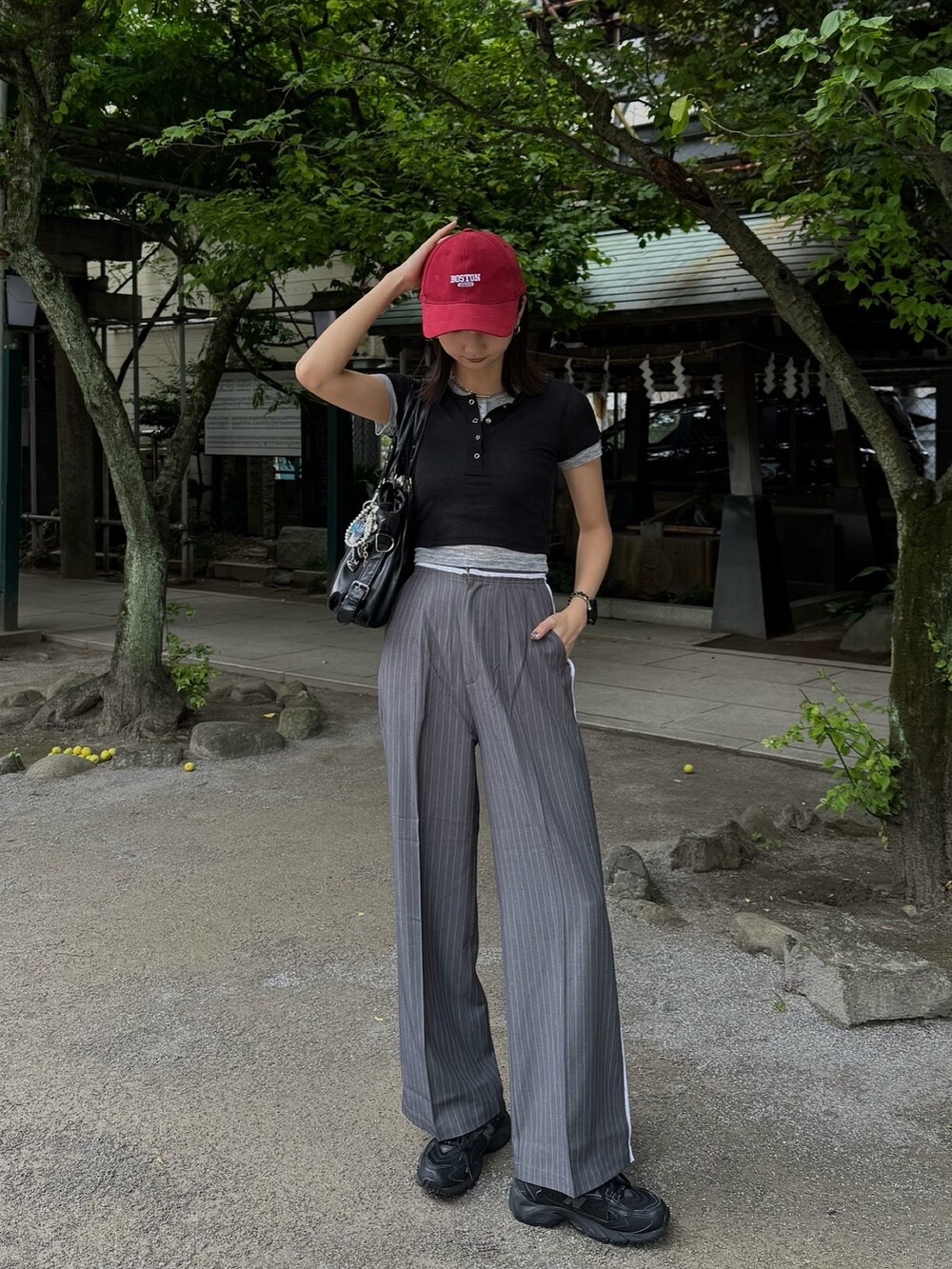 ブラック系のTシャツ/カットソー、その他のその他パンツを着用したレディースの夏コーディネートの2枚目の写真