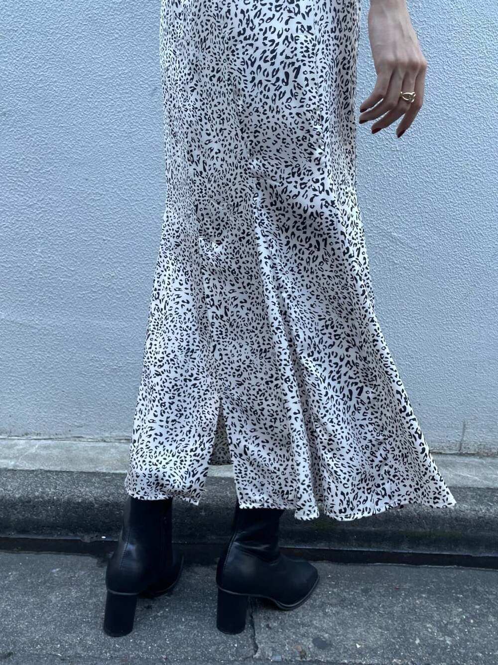 ブラック系のブーツ、ブラック系のハンドバッグ、その他のスカートを着用したレディースの夏コーディネートの5枚目の写真