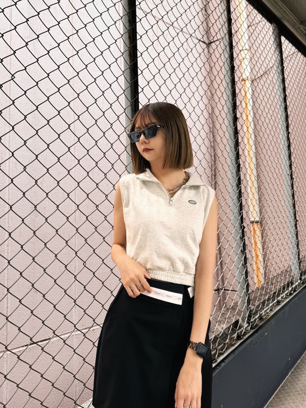 ホワイト系のTシャツ/カットソー、ブラック系のスカート、ブラック系のパンプスを着用したレディースの夏コーディネートの3枚目の写真