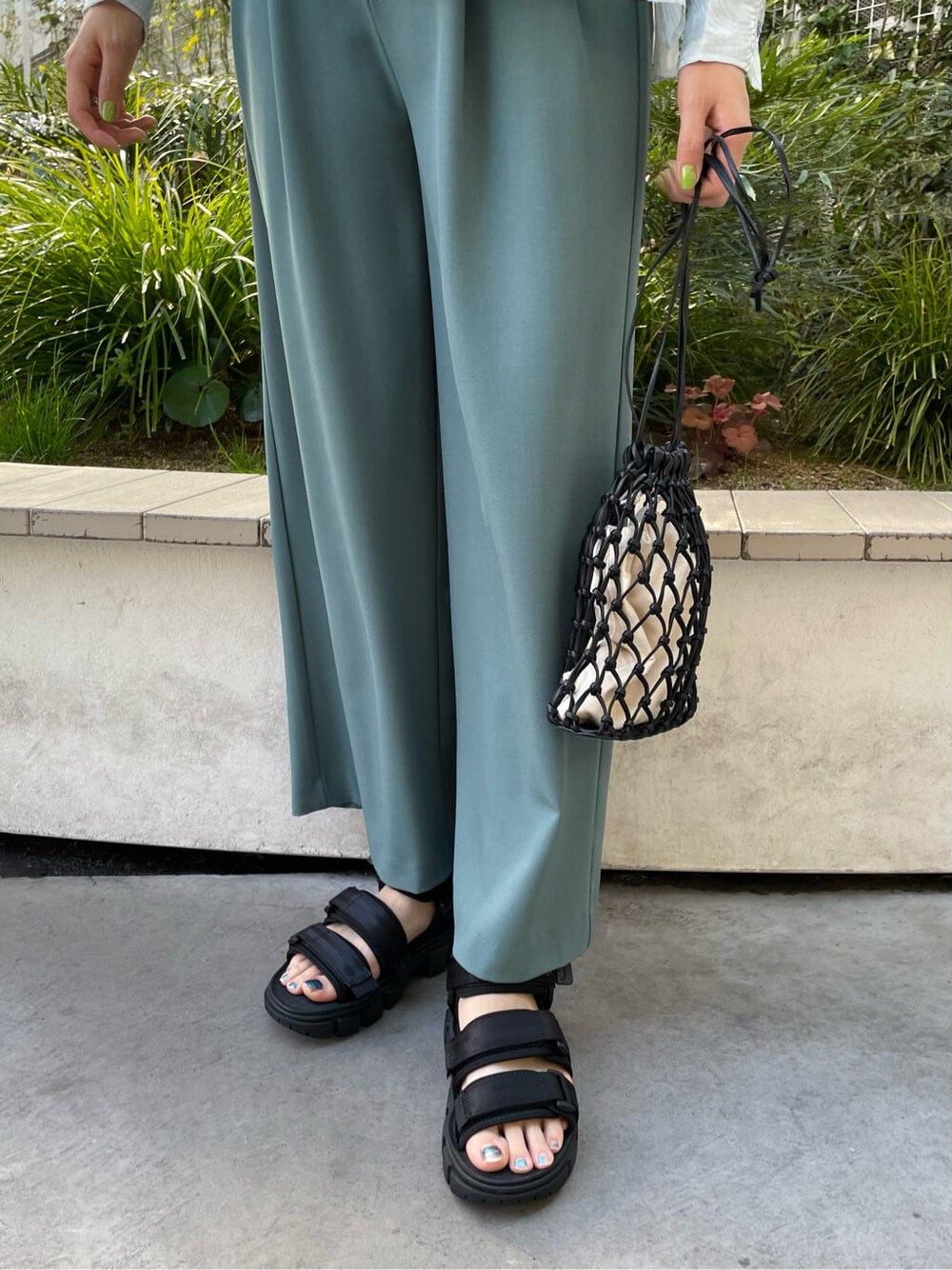 ホワイト系のタンクトップ、ブラック系のハンドバッグ、ブルー系のシャツ/ブラウスを着用したレディースの春コーディネートの6枚目の写真