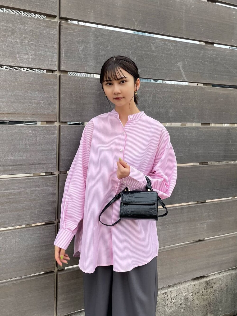 グレー系のその他パンツを着用したレディースの春コーディネートの3枚目の写真