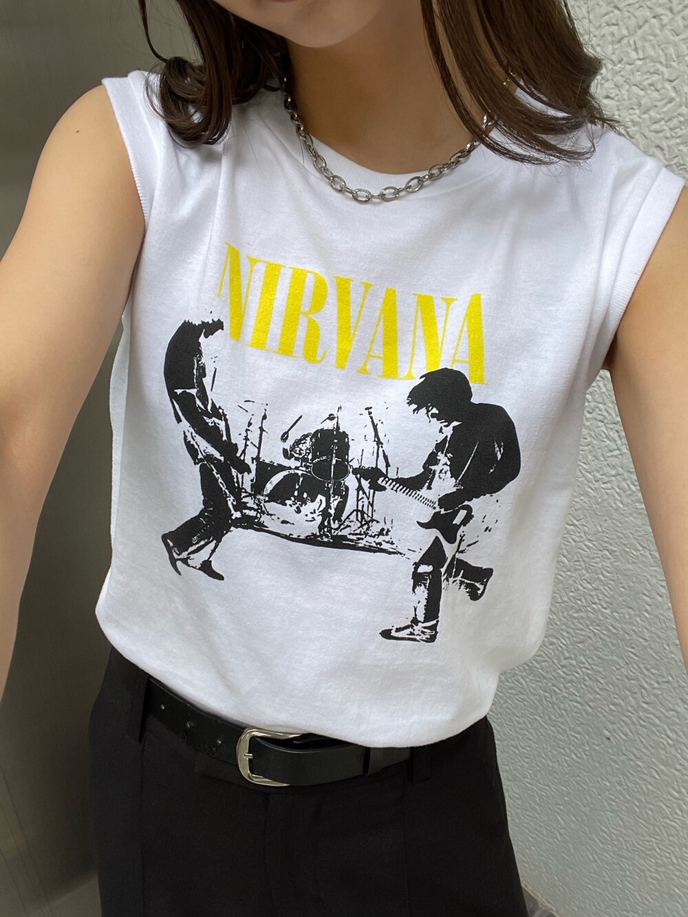 ホワイト系のタンクトップ、ブラック系のスラックスを着用したレディースの春コーディネートの3枚目の写真