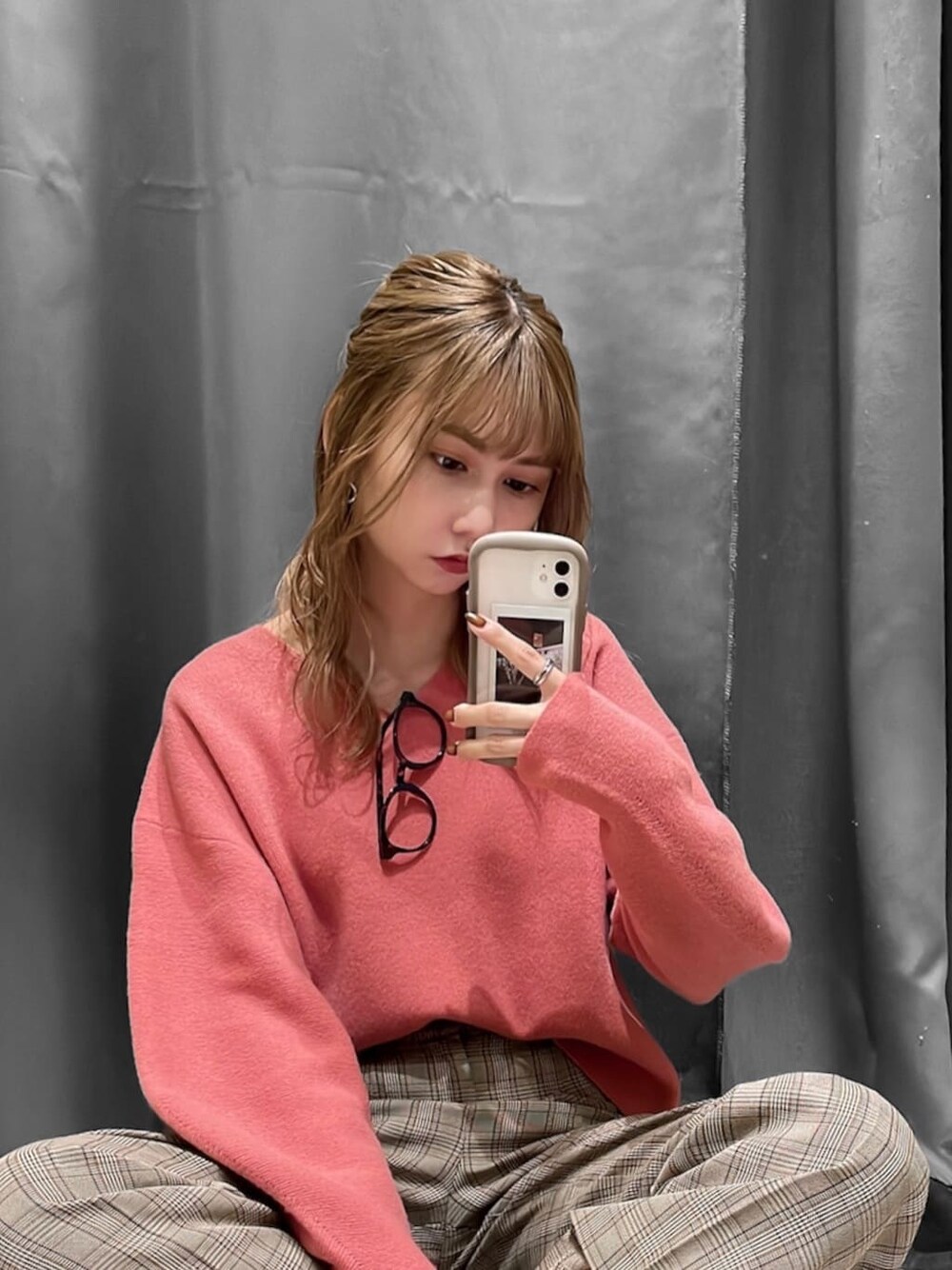 ブラック系のブーツ、ピンク系のニット/セーターを着用したレディースの秋コーディネートの5枚目の写真
