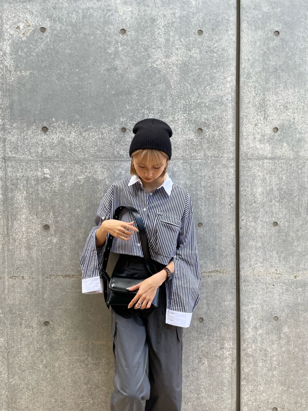 その他のシャツ/ブラウス、グレー系のカーゴパンツを着用したレディースの春コーディネートの3枚目の写真