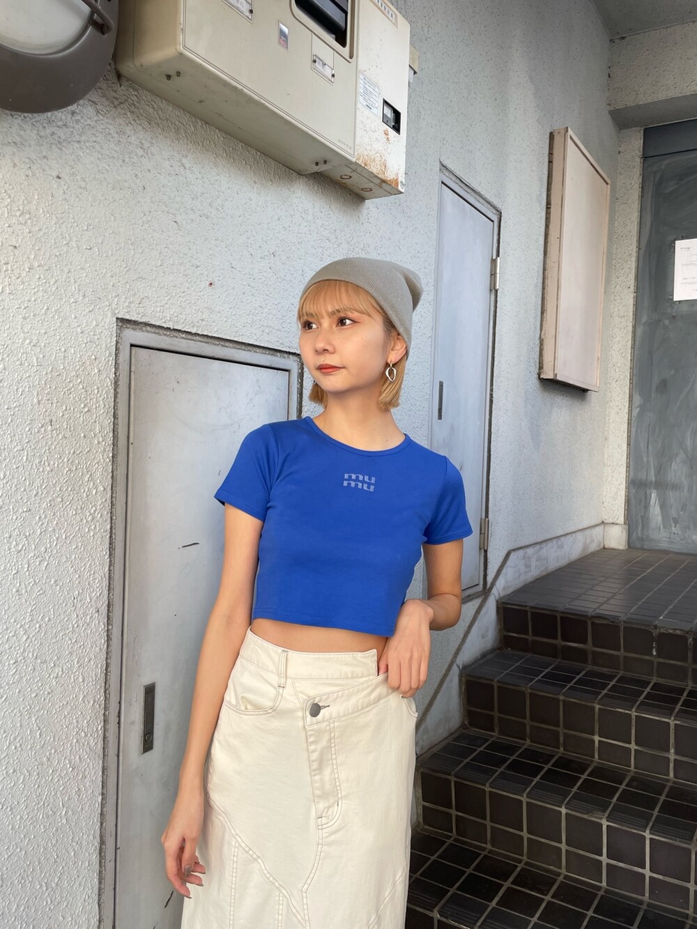 ホワイト系のデニムスカートを着用したレディースの冬コーディネートの3枚目の写真