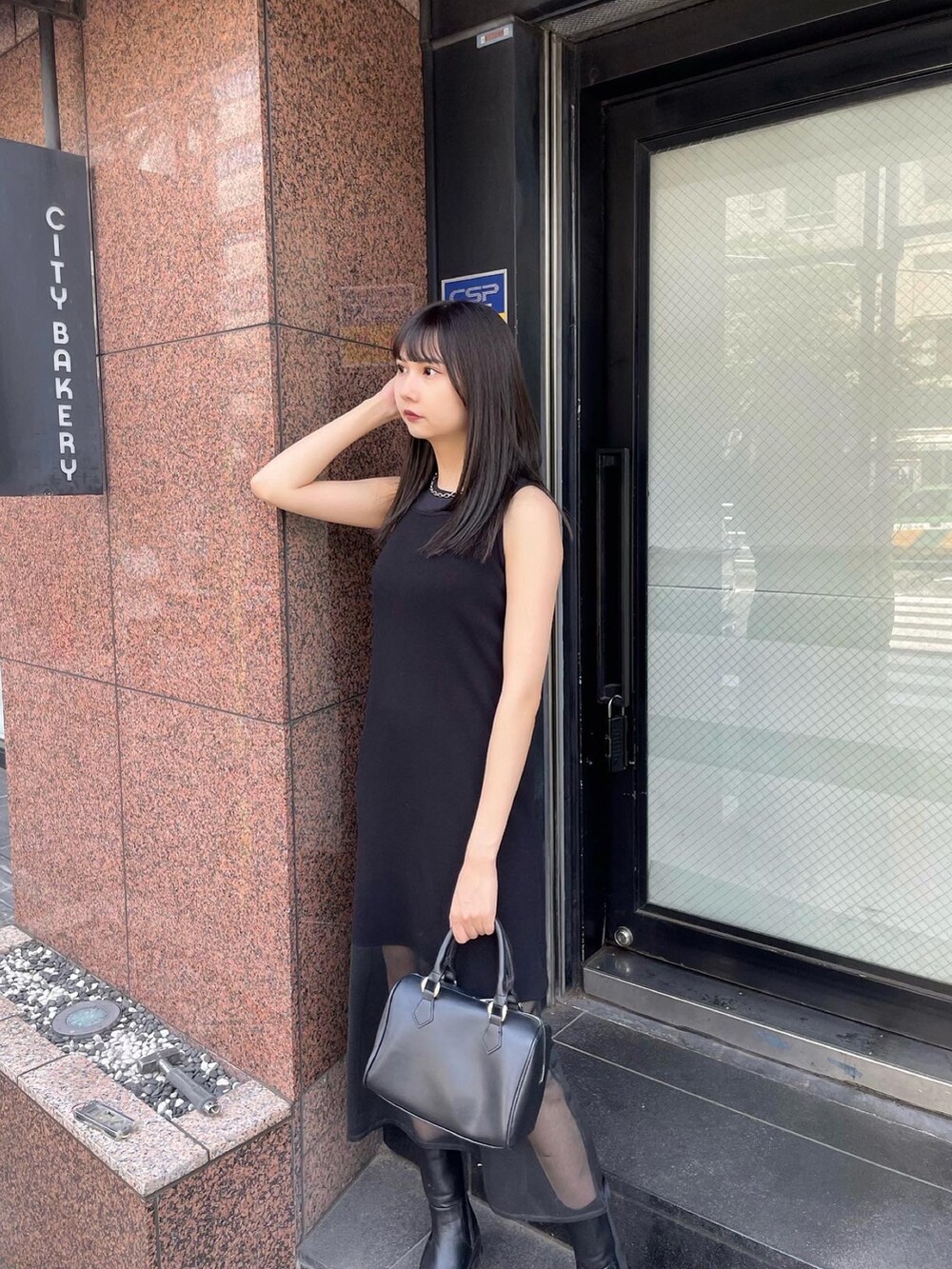 ブラック系のワンピース、ブラック系のTシャツ/カットソーを着用したレディースの夏コーディネートの3枚目の写真