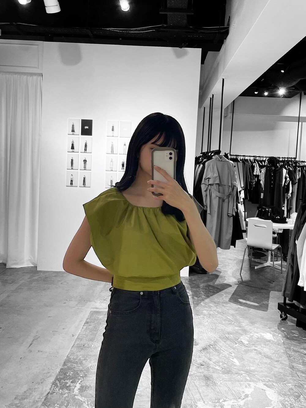 イエロー系のシャツ/ブラウス、グレー系のデニムパンツ、ブラック系のサンダルを着用したレディースの春コーディネートの3枚目の写真
