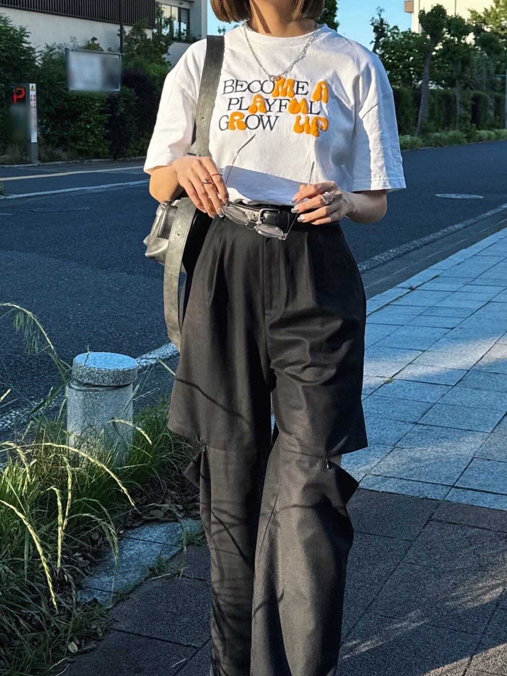 ホワイト系のTシャツ/カットソー、ブラック系のその他パンツを着用したレディースの春コーディネートの2枚目の写真