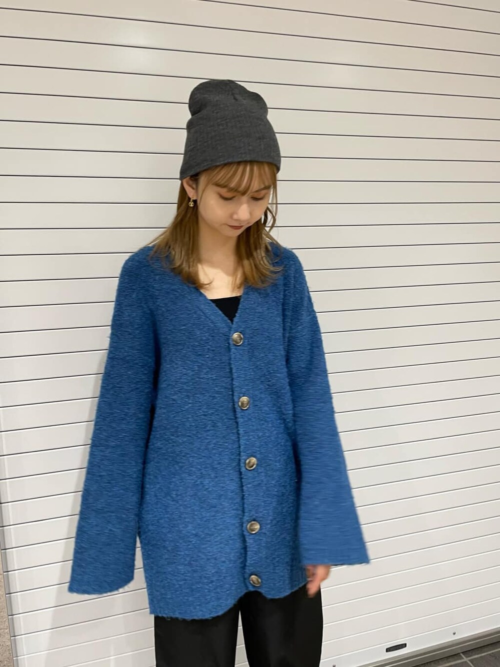 ブラック系のブーツ、ブルー系のカーディガン/ボレロ、ブラック系のカーゴパンツを着用したレディースの秋コーディネートの3枚目の写真