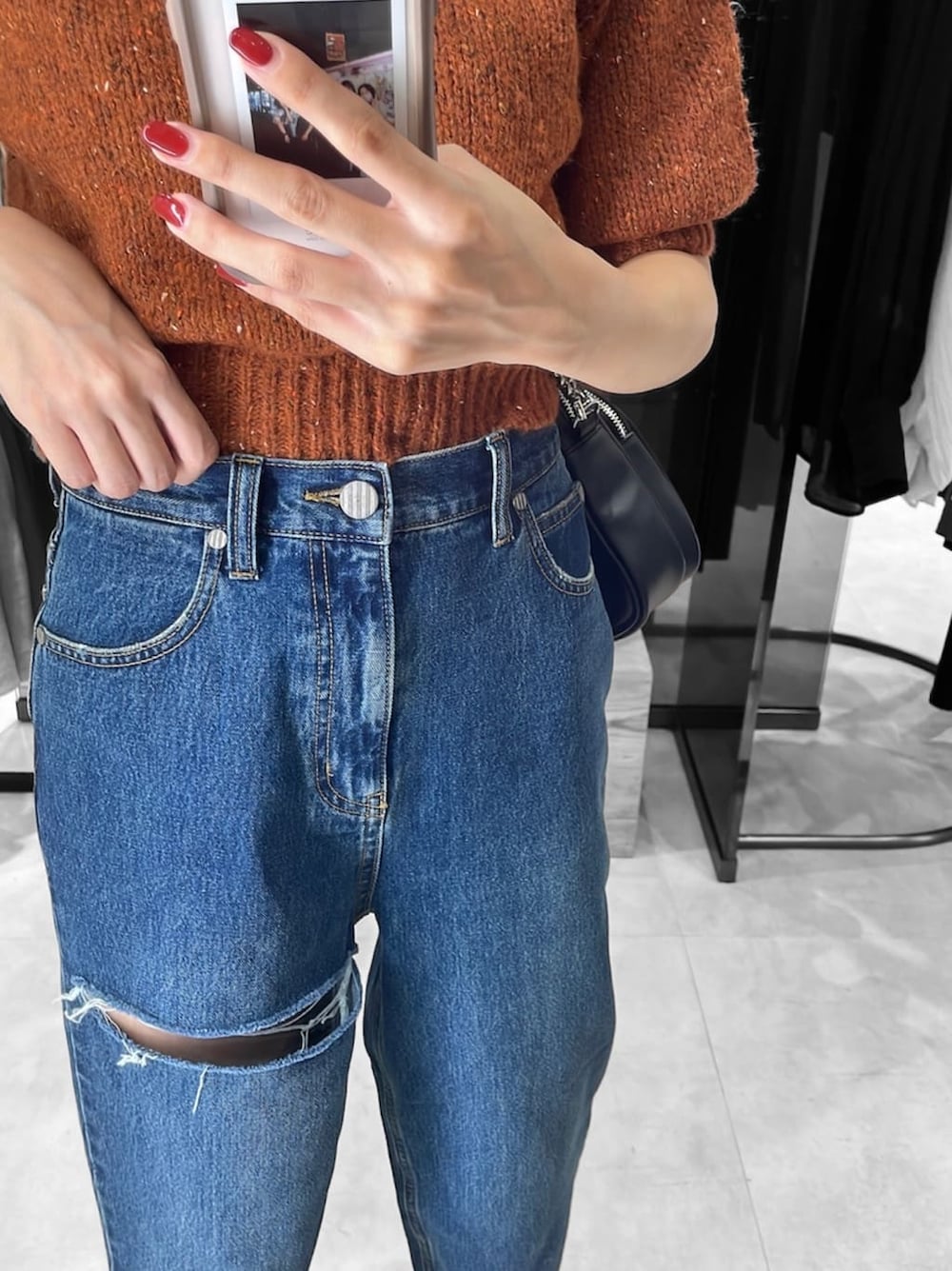 ブルー系のデニムパンツ、ブルー系のデニムパンツ、ブラウン系のニット/セーターを着用したレディースの秋コーディネートの6枚目の写真