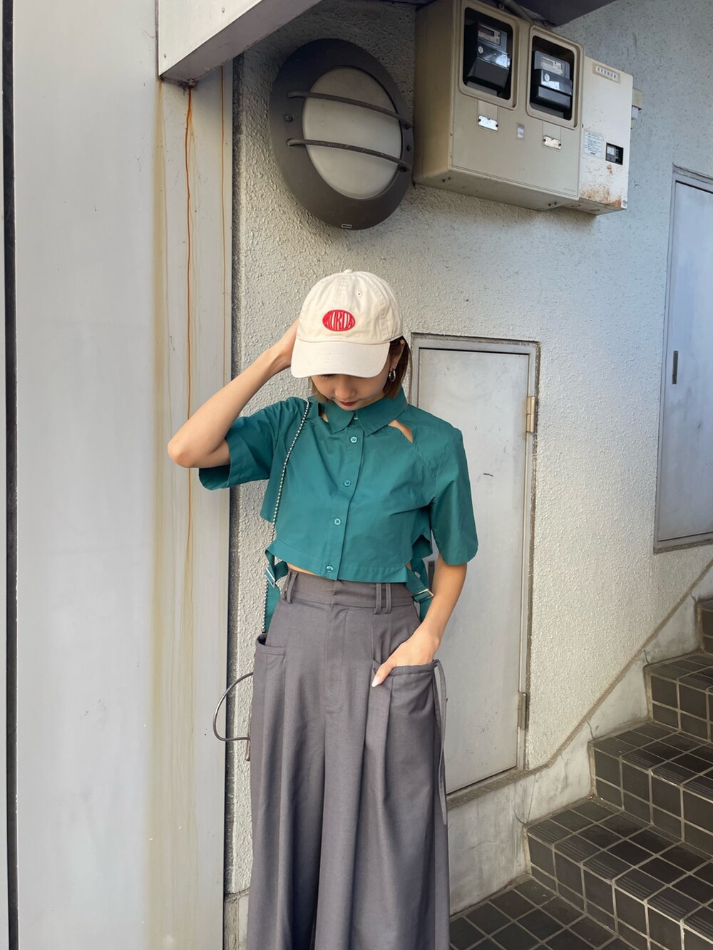 グリーン系のシャツ/ブラウス、シルバー系のサンダル、グレー系のその他パンツを着用したレディースの冬コーディネートの4枚目の写真