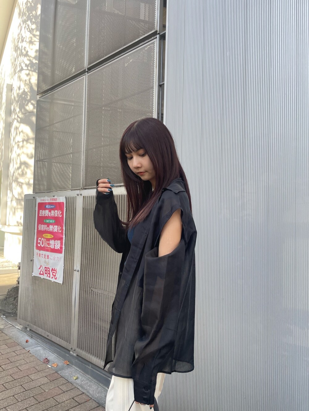 ブラック系のシャツ/ブラウス、ブルー系のニット/セーターを着用したレディースの冬コーディネートの2枚目の写真