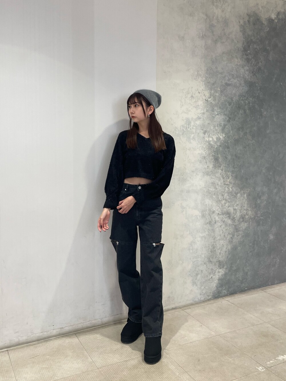 ブラック系のニット/セーター、ブラック系のデニムパンツ、ブラック系のブーツを着用したレディースの秋コーディネートの2枚目の写真