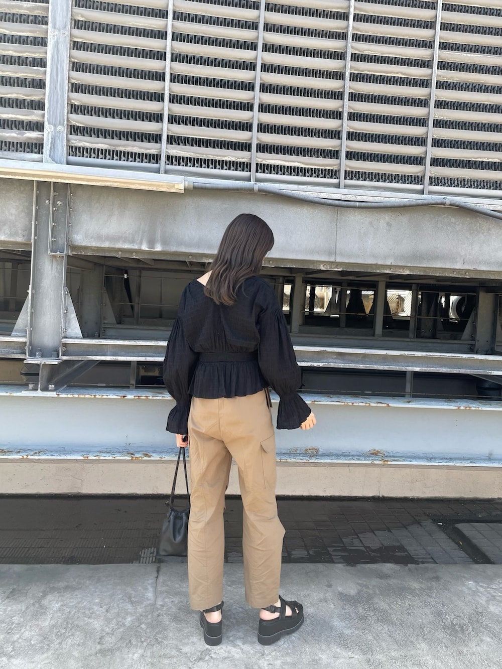 ブラック系のシャツ/ブラウス、ベージュ系のカーゴパンツ、ブラック系のサンダルを着用したレディースの春コーディネートの2枚目の写真