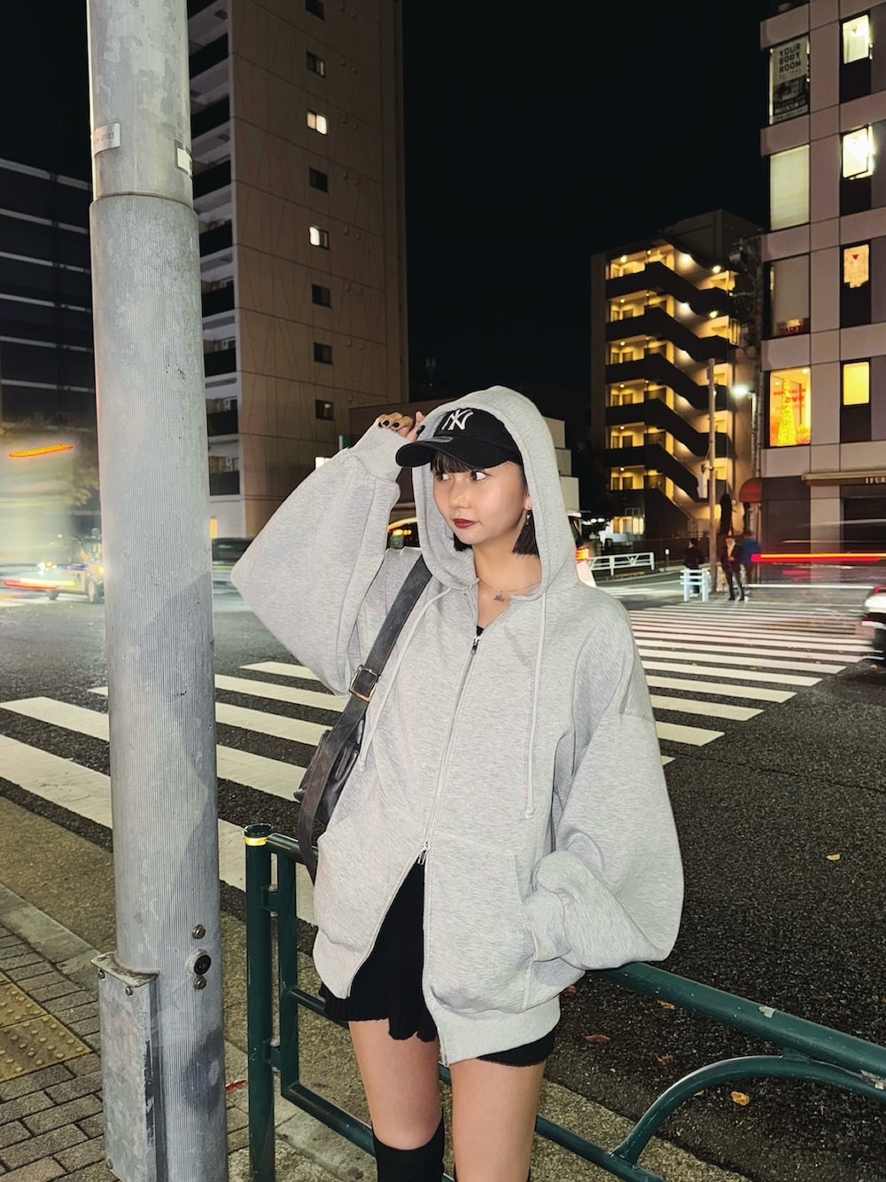 ブラック系のその他パンツ、ブラック系のブーツを着用したレディースの冬コーディネートの2枚目の写真