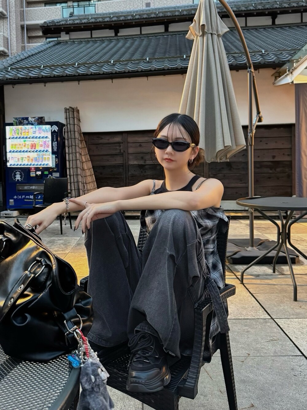 ブラック系のデニムパンツ、ブラック系のシャツ/ブラウスを着用したレディースの夏コーディネートの3枚目の写真