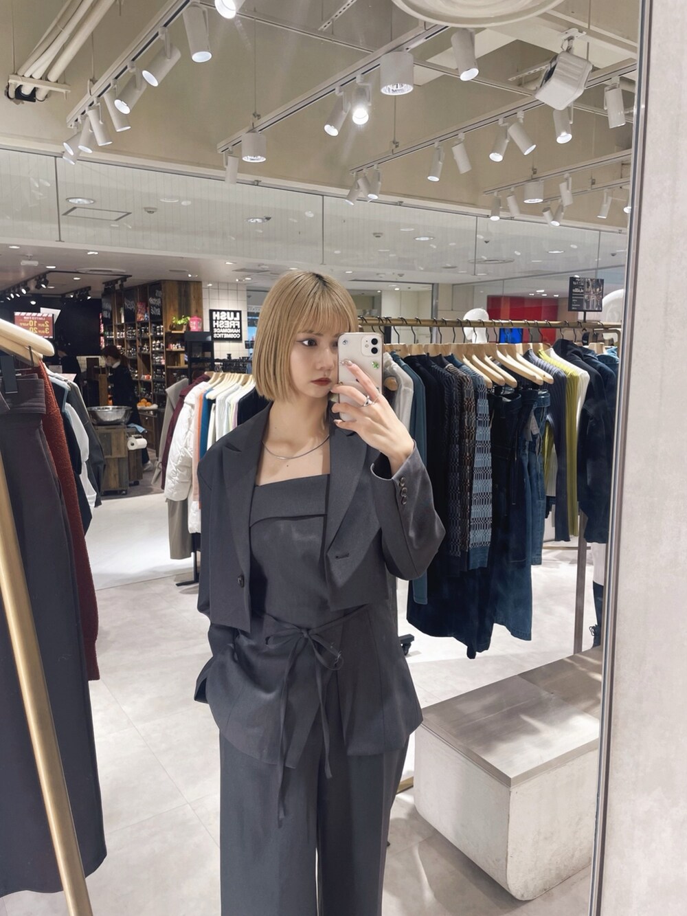 グレー系のテーラードジャケット、グレー系のシャツ/ブラウス、グレー系のその他パンツを着用したレディースの冬コーディネートの2枚目の写真