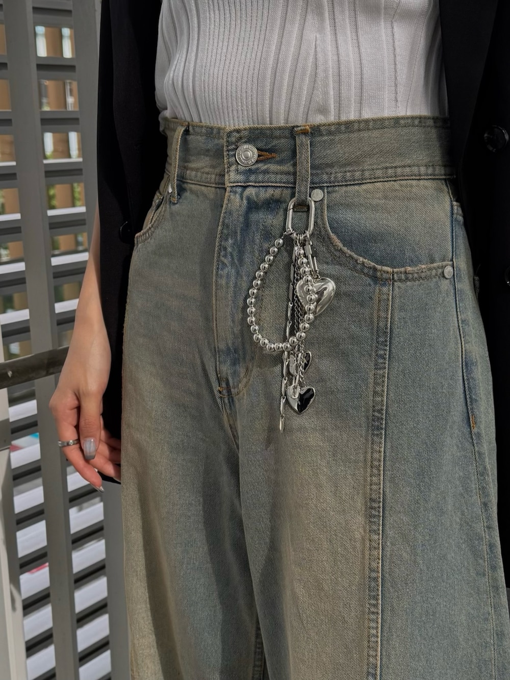 シルバー系のキーホルダーを着用したレディースの春コーディネートの2枚目の写真