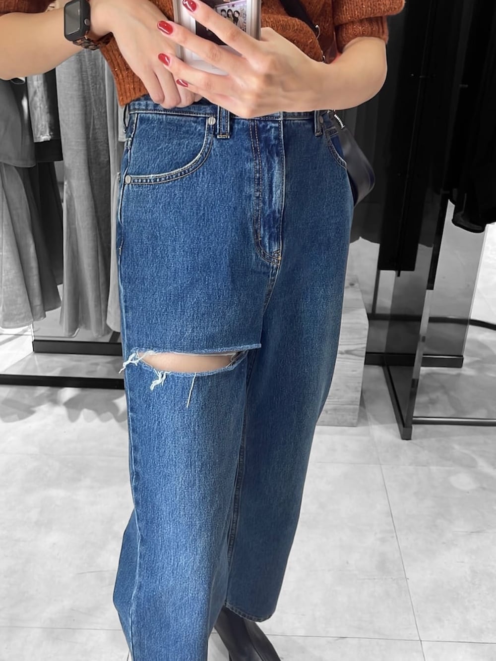 ブルー系のデニムパンツ、ブルー系のデニムパンツ、ブラウン系のニット/セーターを着用したレディースの秋コーディネートの7枚目の写真