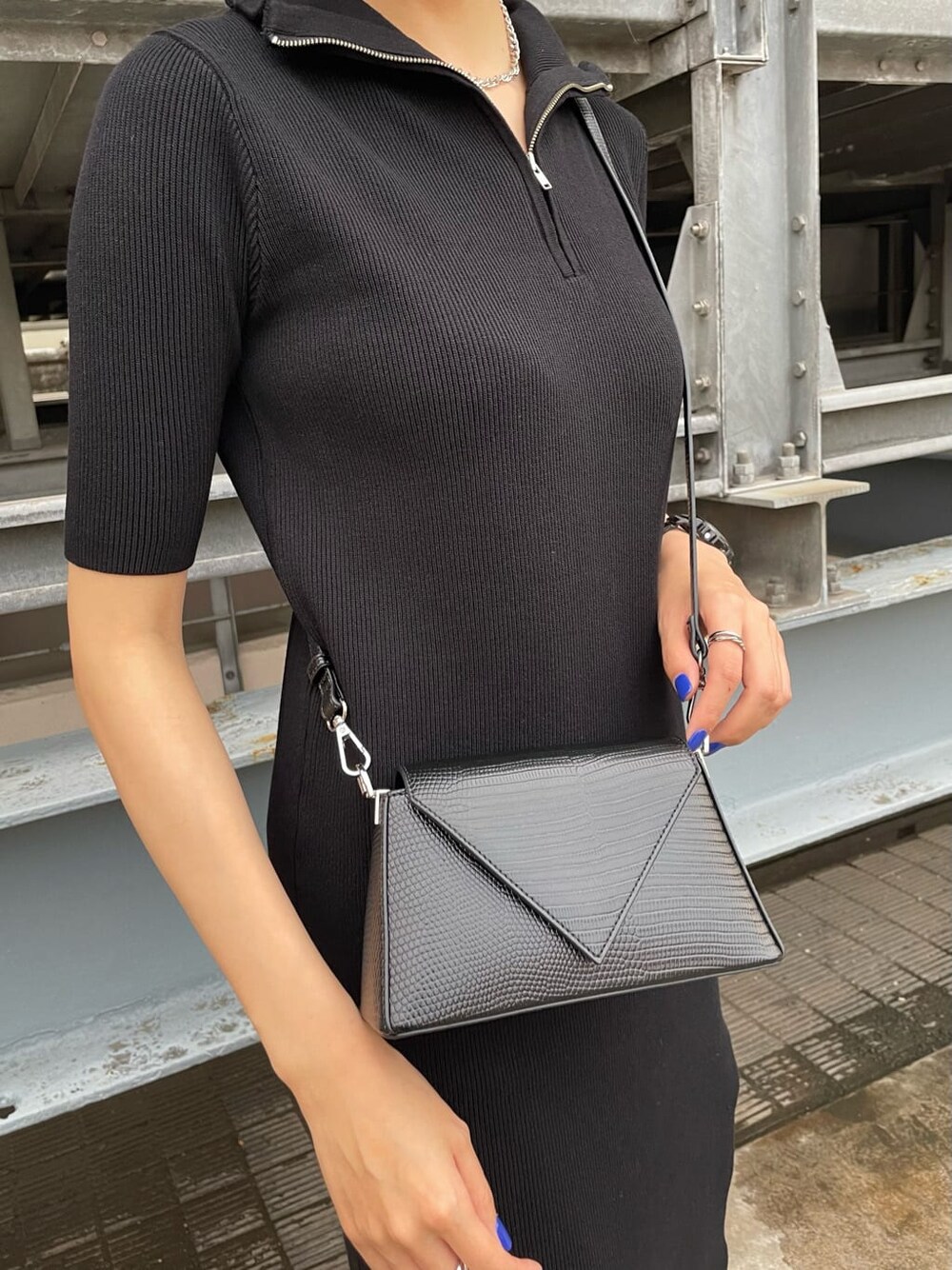 ブラック系のショルダーバッグ、その他のサンダル、ブラック系のワンピースを着用したレディースの春コーディネートの3枚目の写真