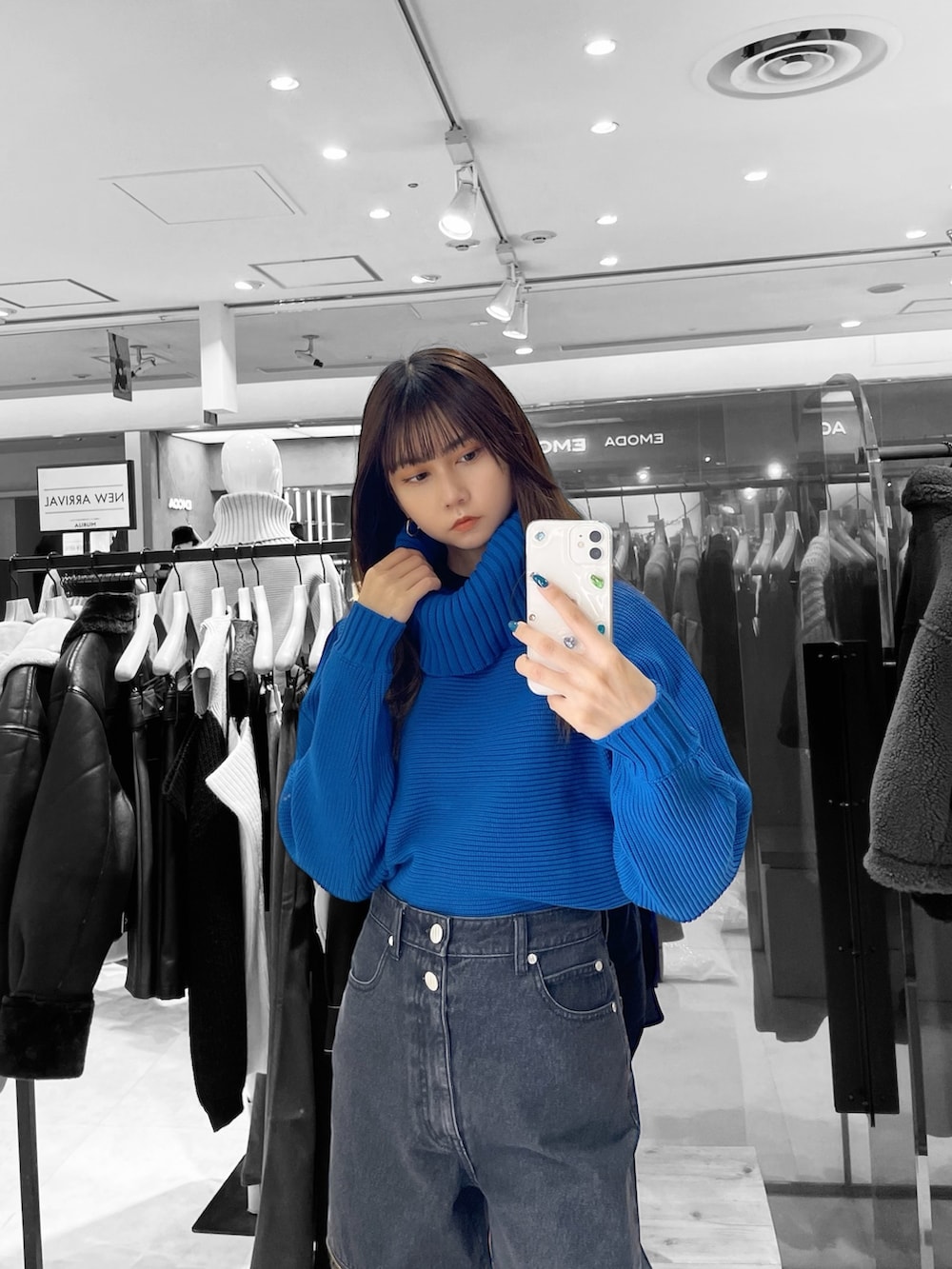 ブルー系のニット/セーターを着用したレディースの秋コーディネートの2枚目の写真