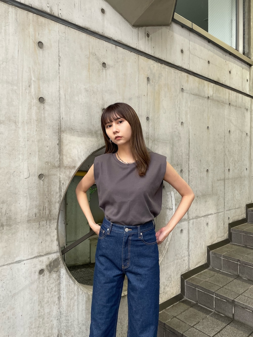 グレー系のTシャツ/カットソー、ブルー系のデニムパンツ、その他のサンダルを着用したレディースの春コーディネートの4枚目の写真