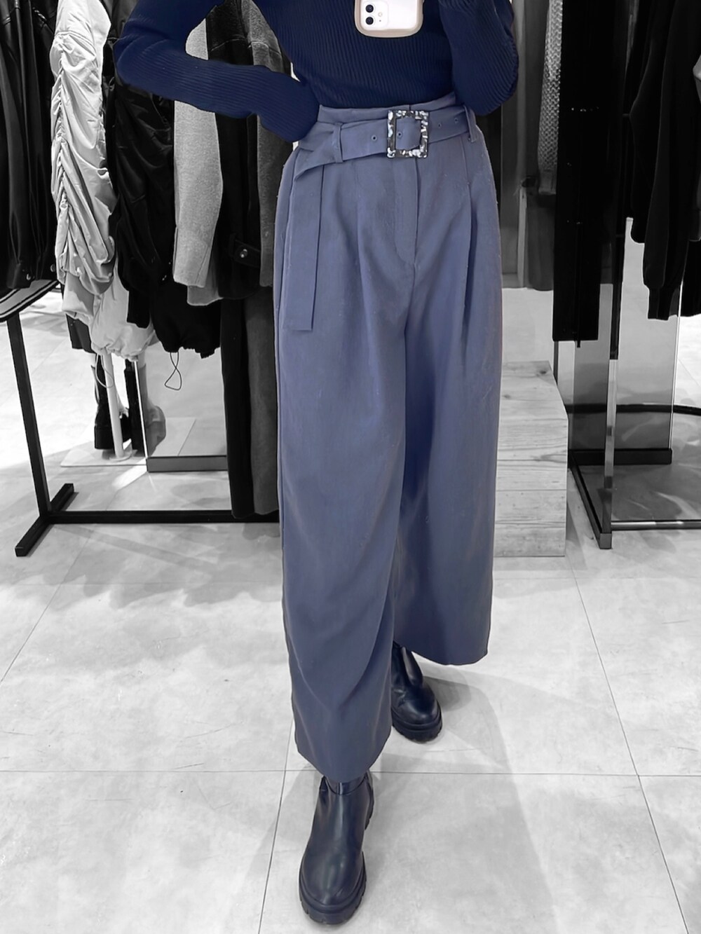 ブラック系のニット/セーター、グレー系のスラックス、ブラック系のブーツを着用したレディースの冬コーディネートの6枚目の写真