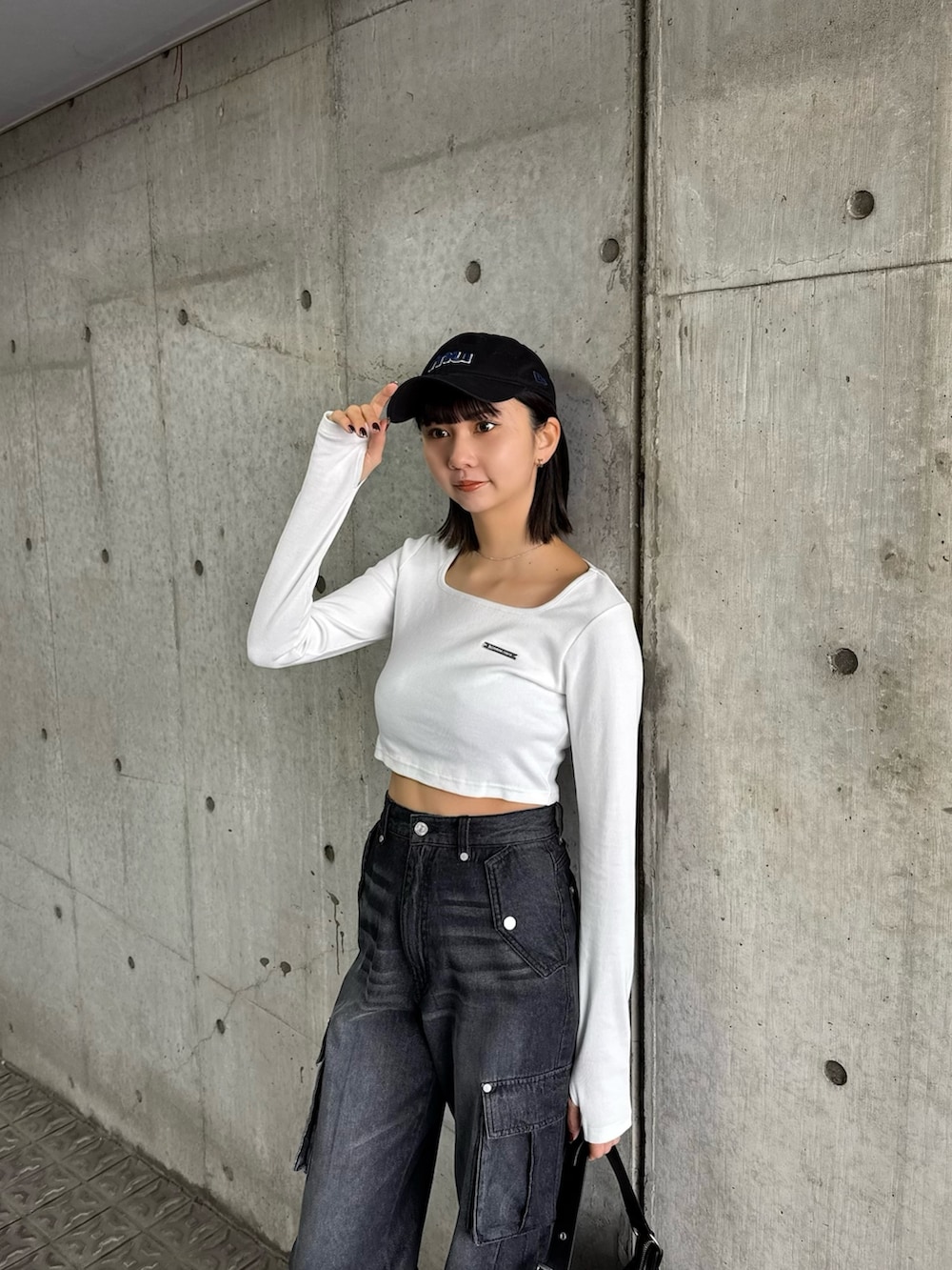 ホワイト系のTシャツ/カットソー、ブラック系のキャップを着用したレディースの冬コーディネートの2枚目の写真