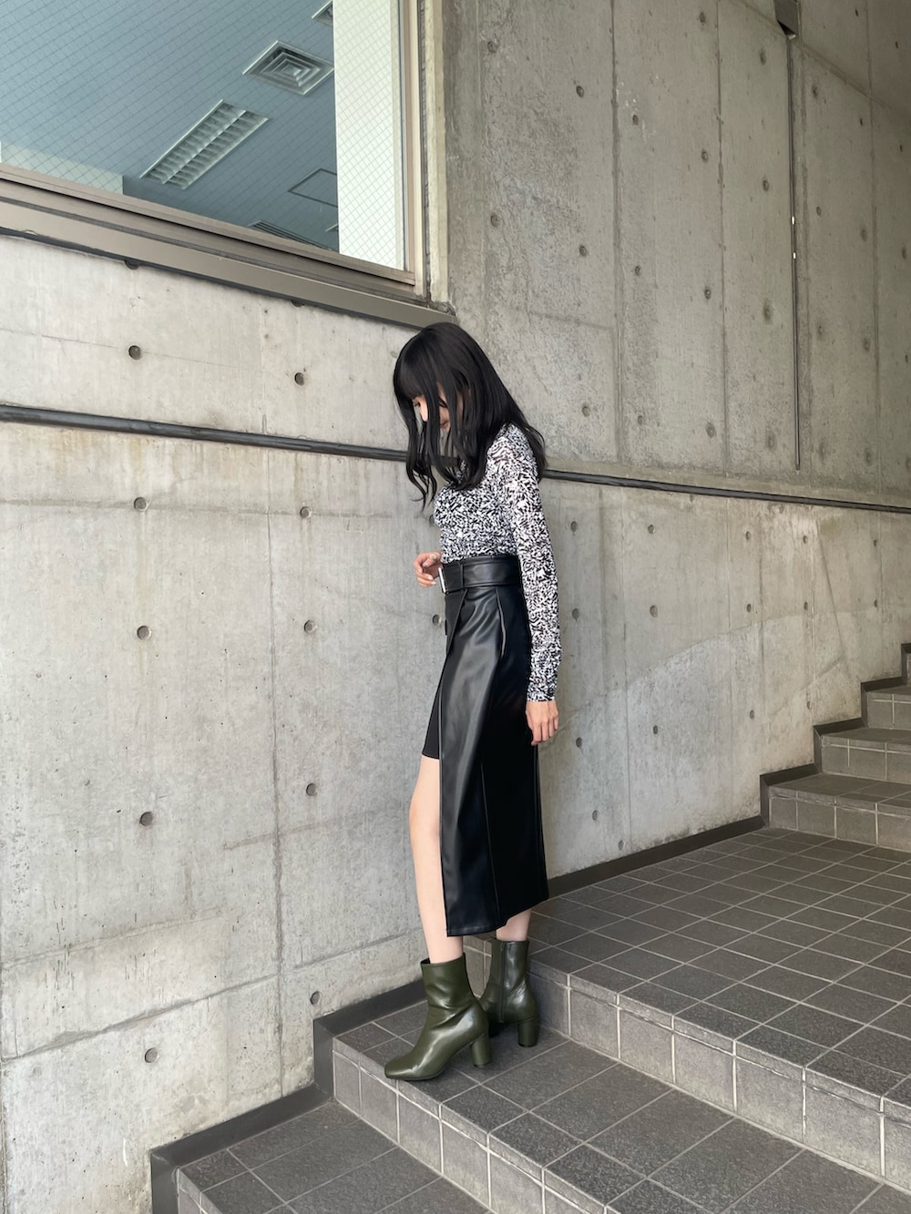 ホワイト系のTシャツ/カットソー、ブラック系のスカートを着用したレディースの夏コーディネートの3枚目の写真