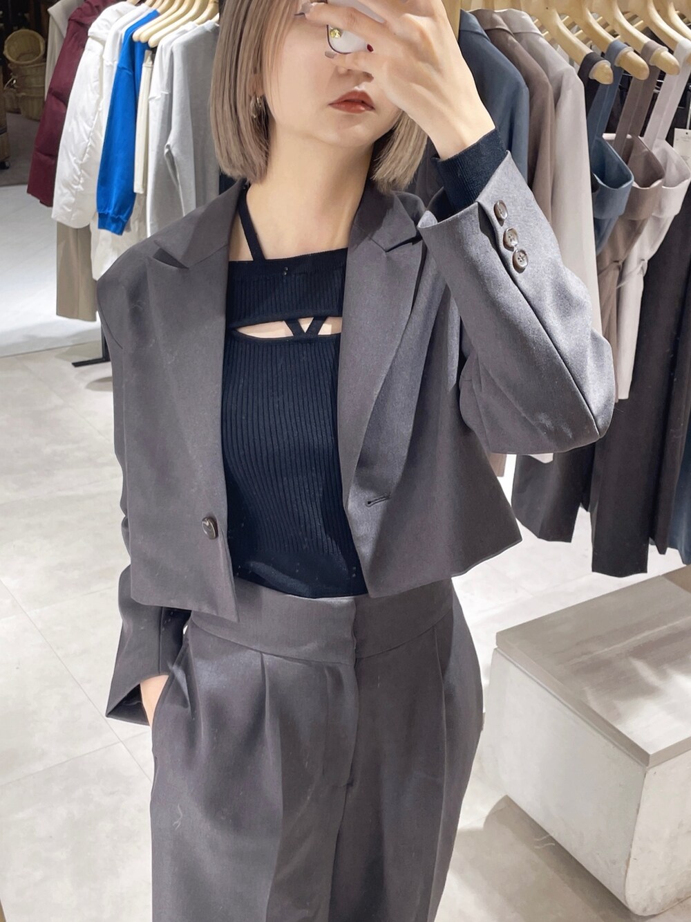 グレー系のテーラードジャケット、グレー系のその他パンツ、ブラック系のニット/セーターを着用したレディースの春コーディネートの3枚目の写真