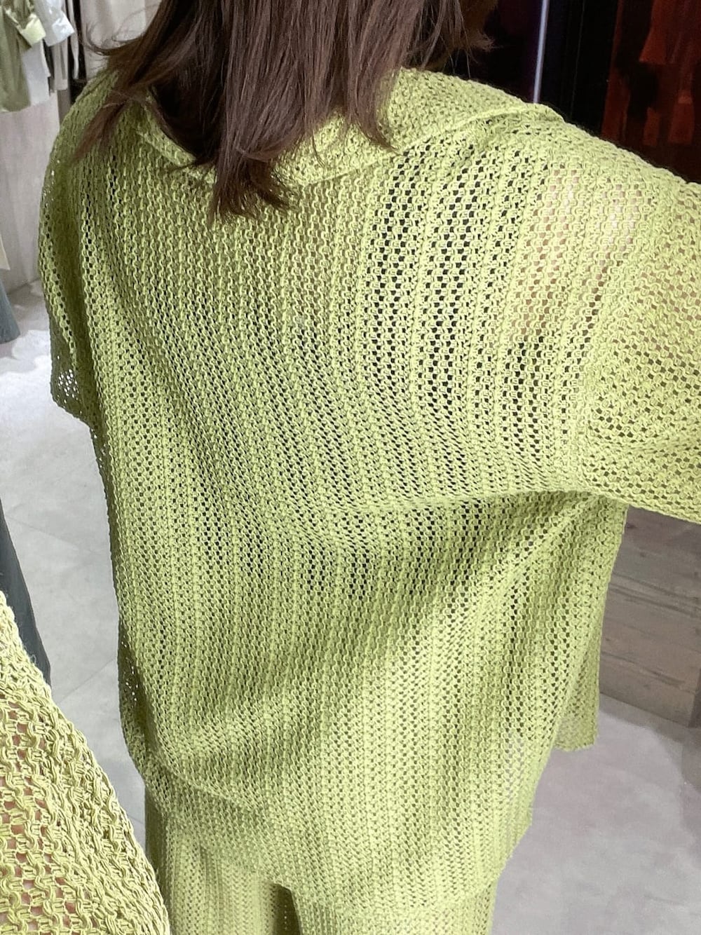 ブラック系のタンクトップ、ブラック系のサンダル、グリーン系のシャツ/ブラウスを着用したレディースの春コーディネートの3枚目の写真