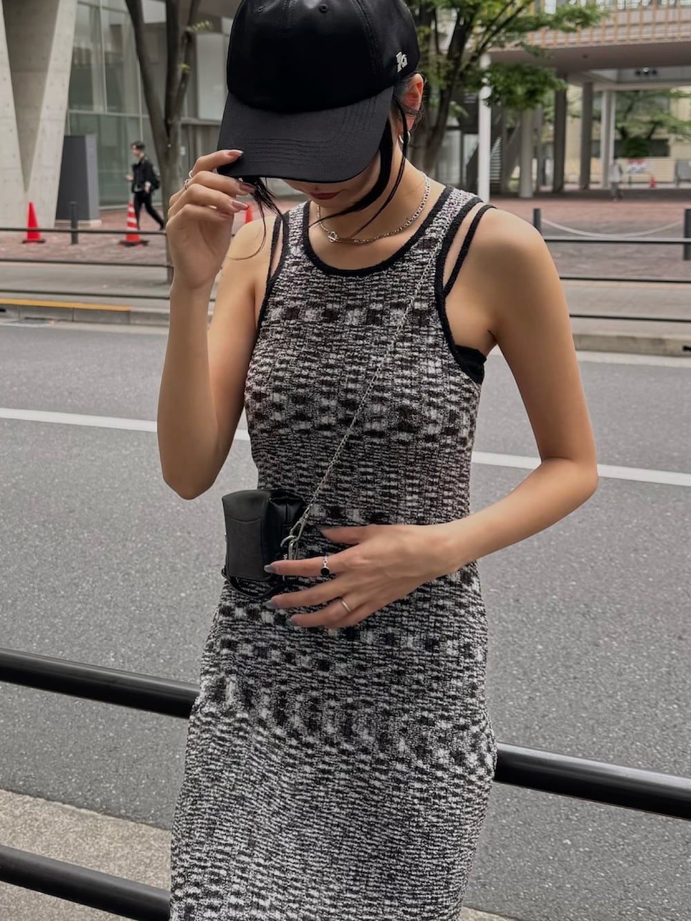 その他のワンピース、ブラック系のサンダル、ブラック系のキャップを着用したレディースの春コーディネートの2枚目の写真