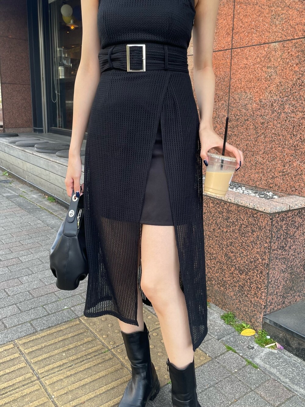 ブラック系のワンピース、グレー系のシャツ/ブラウスを着用したレディースの春コーディネートの4枚目の写真