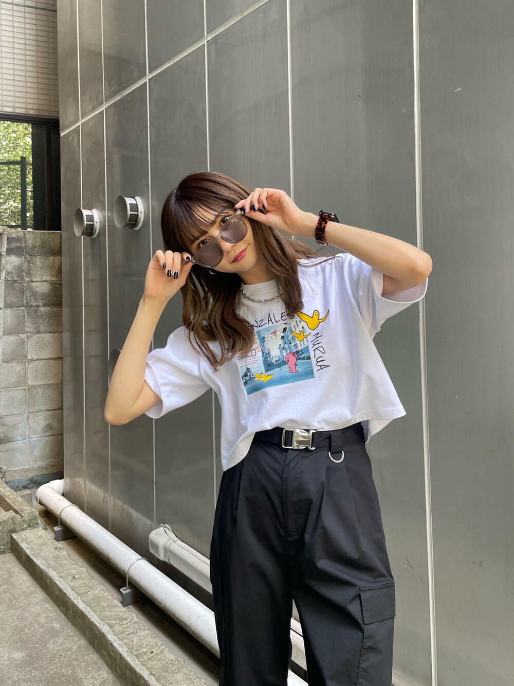 ホワイト系のTシャツ/カットソー、ブラック系のカーゴパンツ、ブラック系のサンダルを着用したレディースの春コーディネートの4枚目の写真