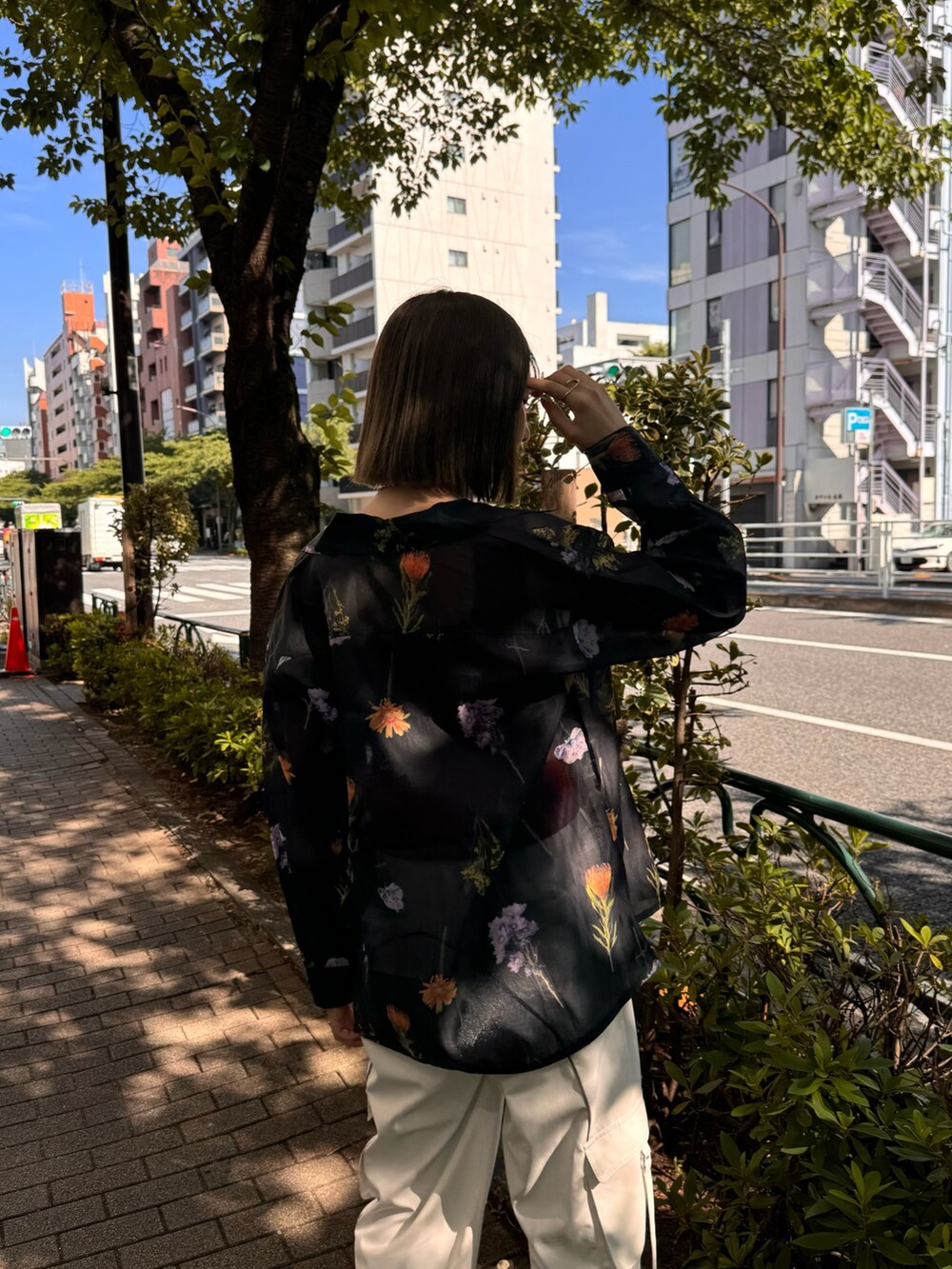 ブラック系のシャツ/ブラウス、レッド系のニット/セーター、ホワイト系のカーゴパンツを着用したレディースの夏コーディネートの5枚目の写真